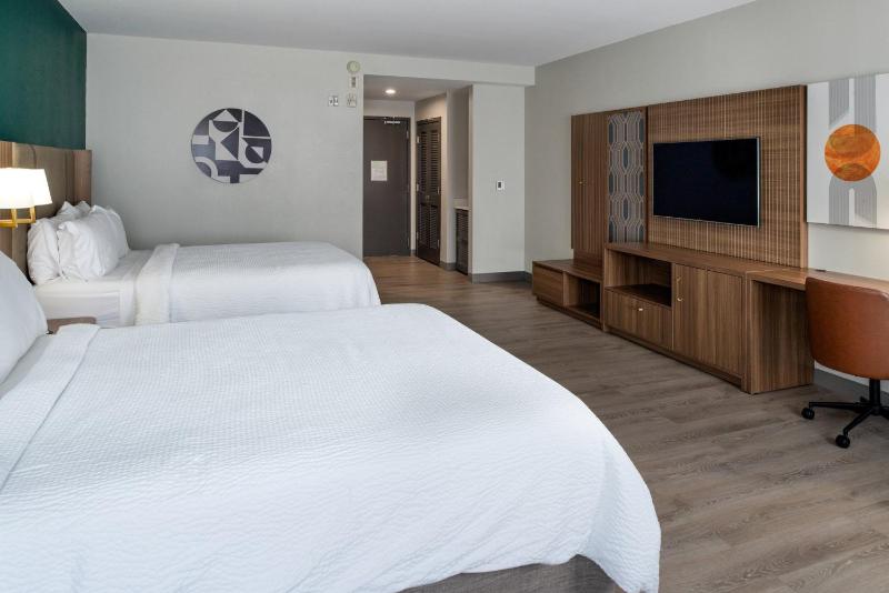Standard Queen Room with Two Queen Beds image 4