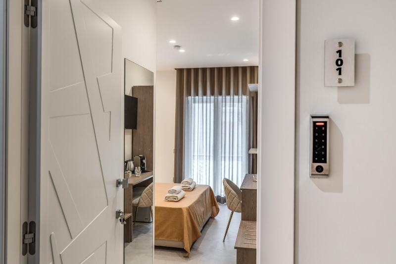Deluxe Double Room with Balcony image 1