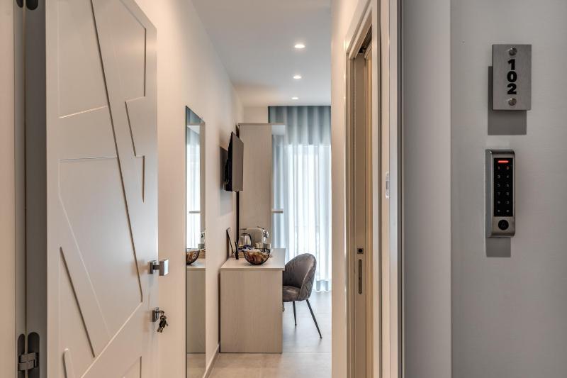 King Room with Balcony image 1