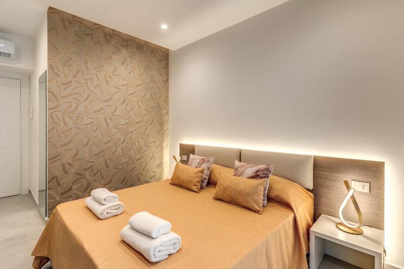 Deluxe Double Room with Balcony image 4