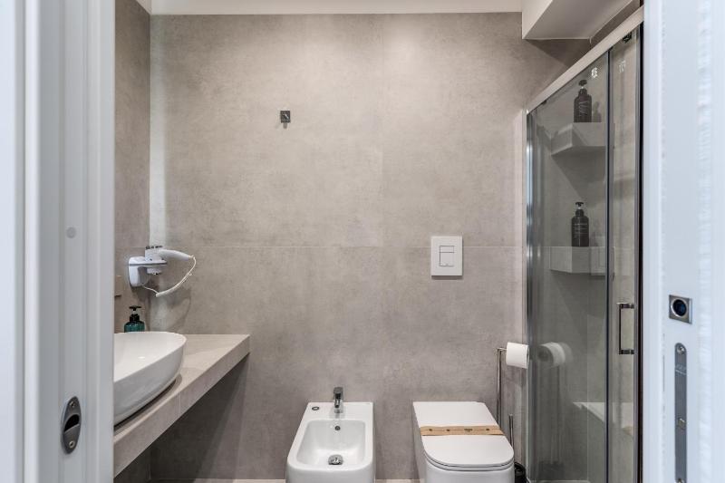 Deluxe Double Room with Balcony image 2