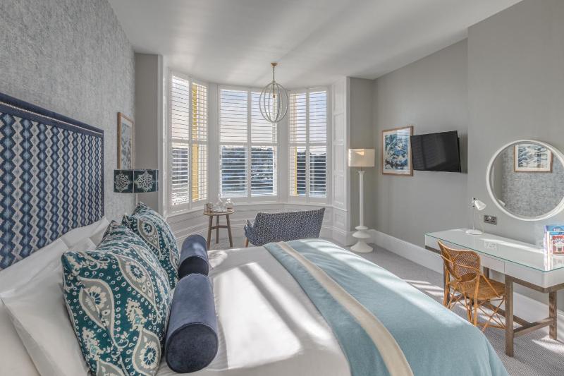 Deluxe Double Room with Sea View image 3