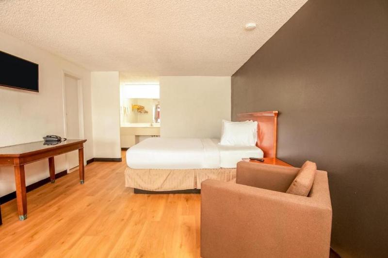 Queen Room with Two Queen Beds image 2