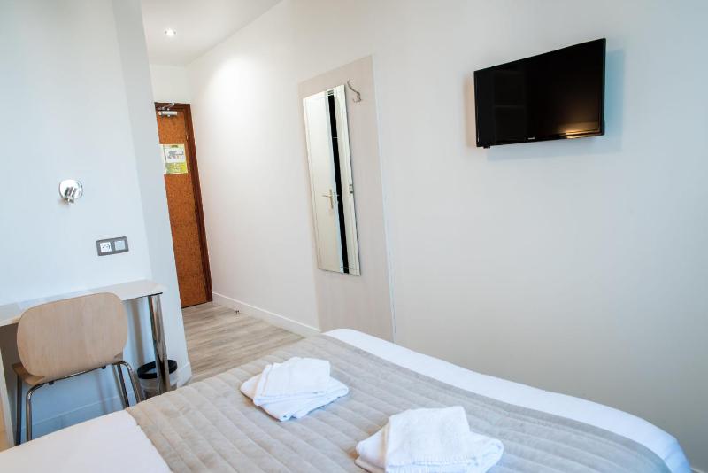 Double Room image 3