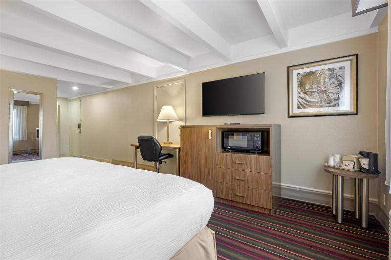 King Room with Roll-in Shower - Disability Access/Non-Smoking image 4