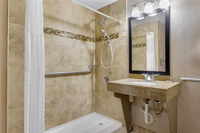 King Room with Roll-in Shower - Disability Access/Non-Smoking image 2