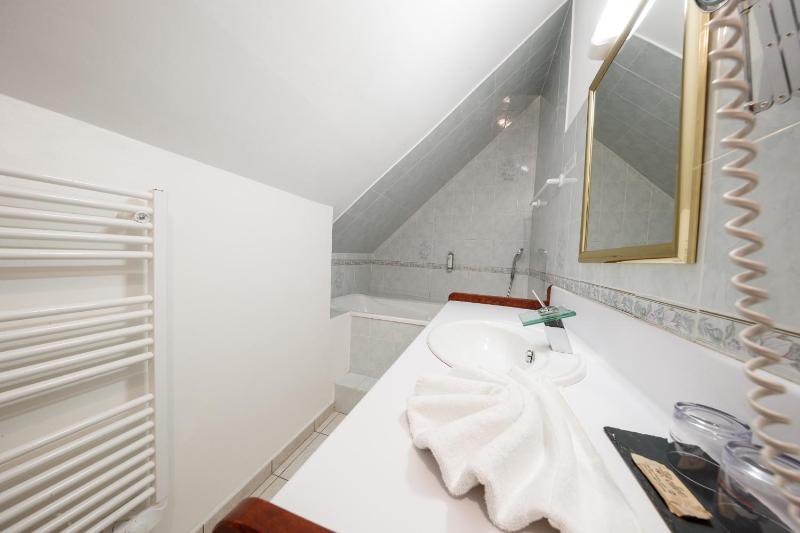Superior Triple Room image 4