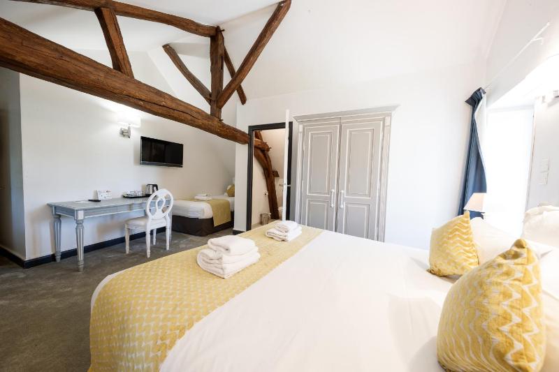 Superior Triple Room image 3