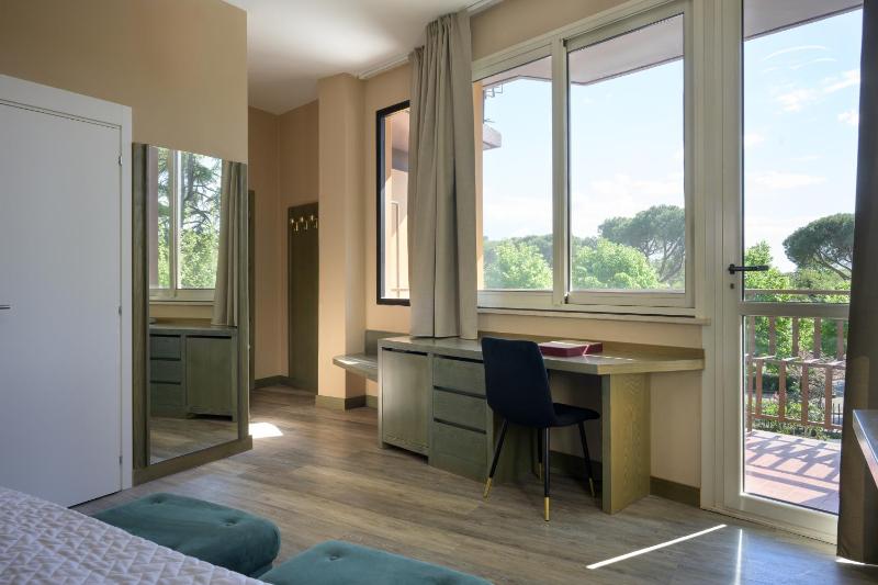 Superior Double Room with Balcony image 2