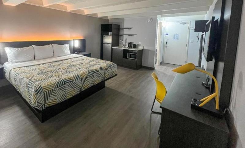 King Room - Non-Smoking image 3