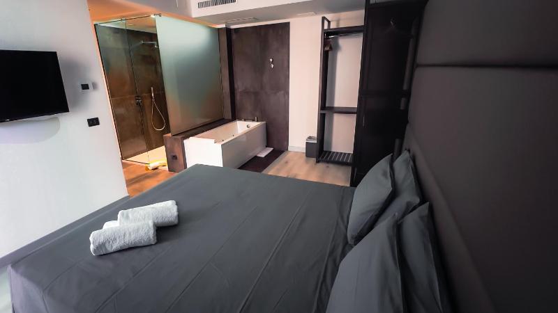 Deluxe Suite with Spa Bath image 4