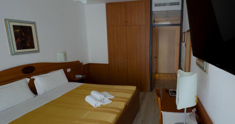Standard Double Room image 3