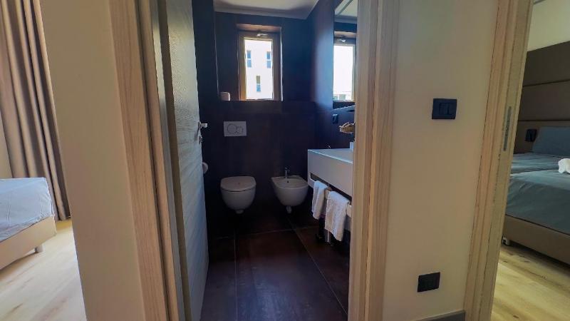 Deluxe Suite with Spa Bath image 3