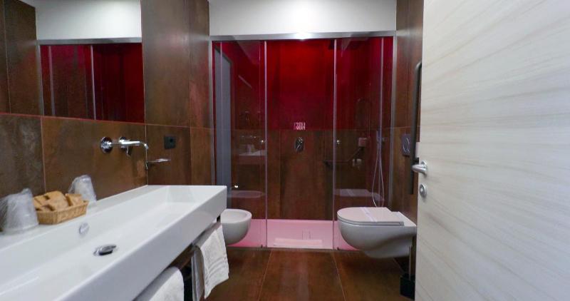 Deluxe Suite with Spa Bath image 2