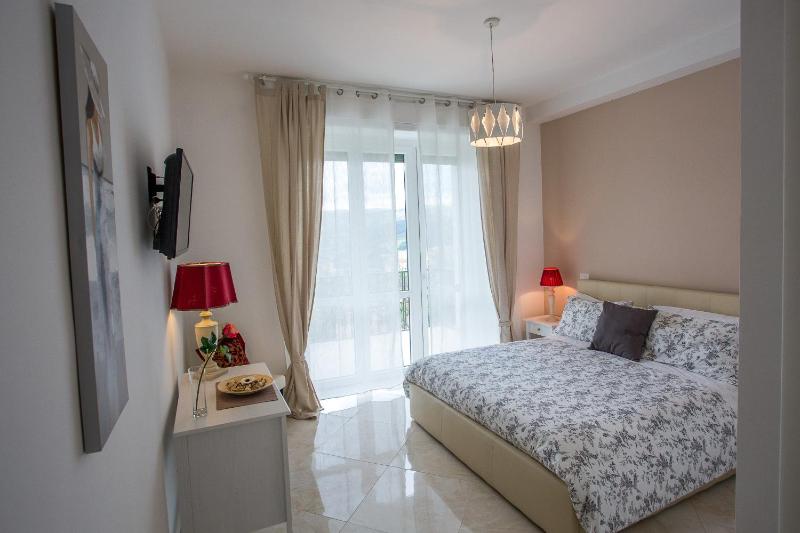 Triple Room with Private Bathroom image 2