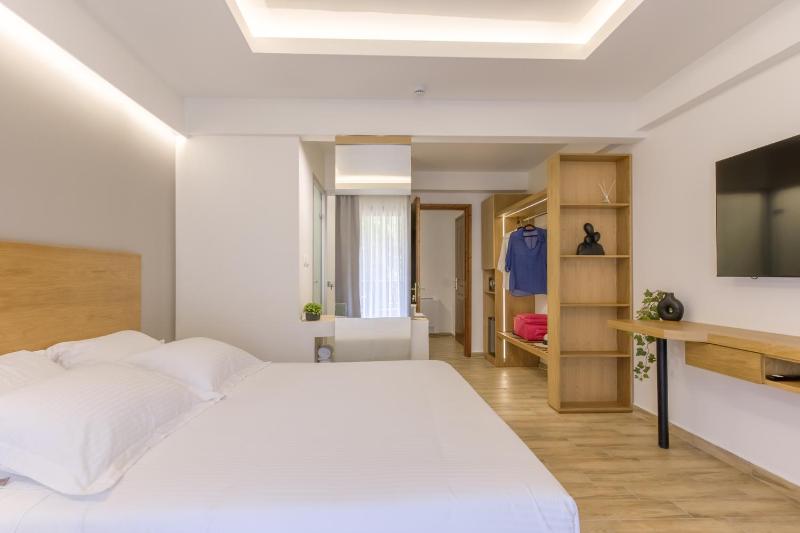 Superior Triple Room image 3
