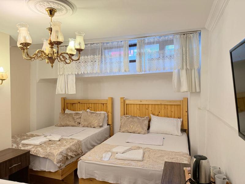 Economy Triple Room image 3