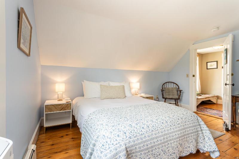 Standard Queen Room image 4