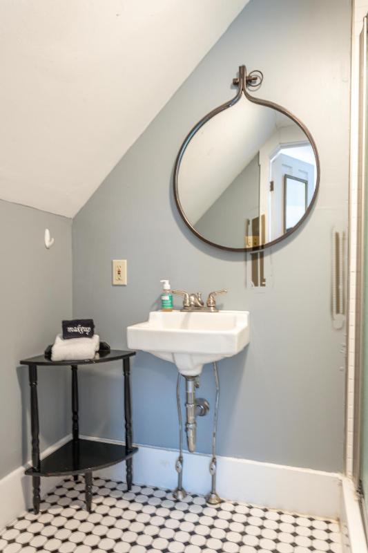 King Room with Mountain View image 4