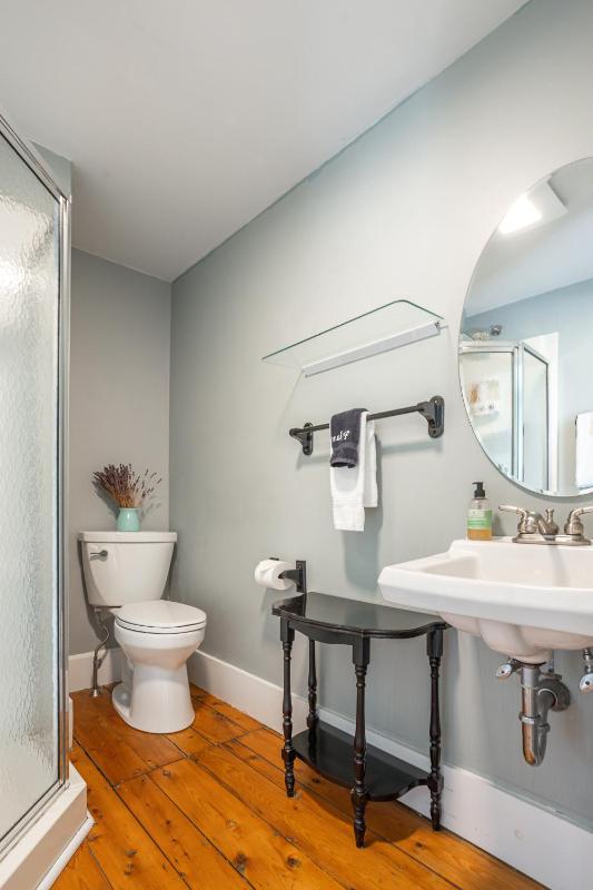 Standard Queen Room image 3