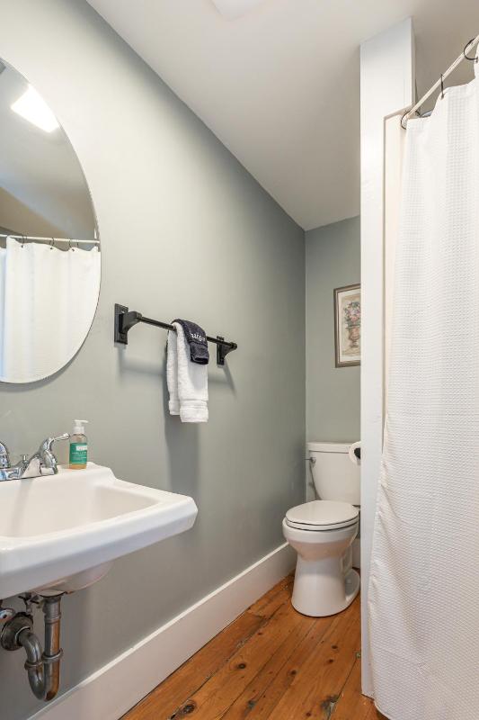 Standard Queen Room image 2