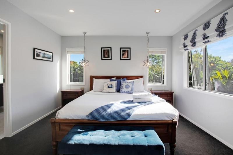 Coastal Retreat w Spa Pool just Steps to the Beach - image 9