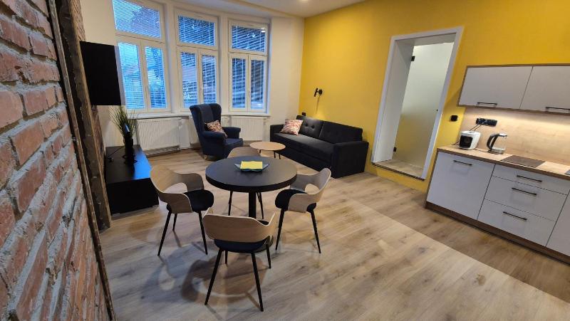 One-Bedroom Premier Apartment image 1