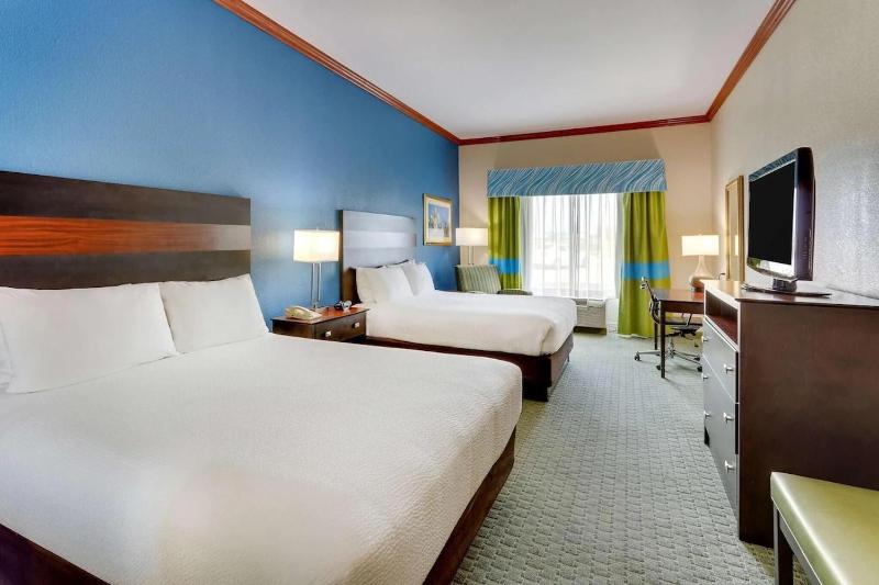 Quadruple Room with Two Queen Beds and Roll-In Shower - Disability Access/Non Smoking/Interior Corridor image 1