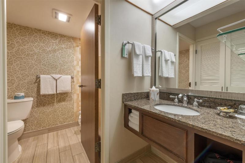 Deluxe Queen Room with Two Queen Beds - Non Smoking image 4