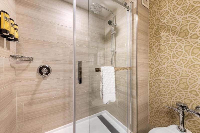 Double Room with Two Double Beds with Pool Access - Non smoking image 3