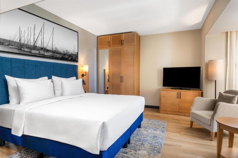 Suite with Balcony and Sea View image 3