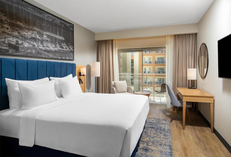 Superior Room with Balcony image 3