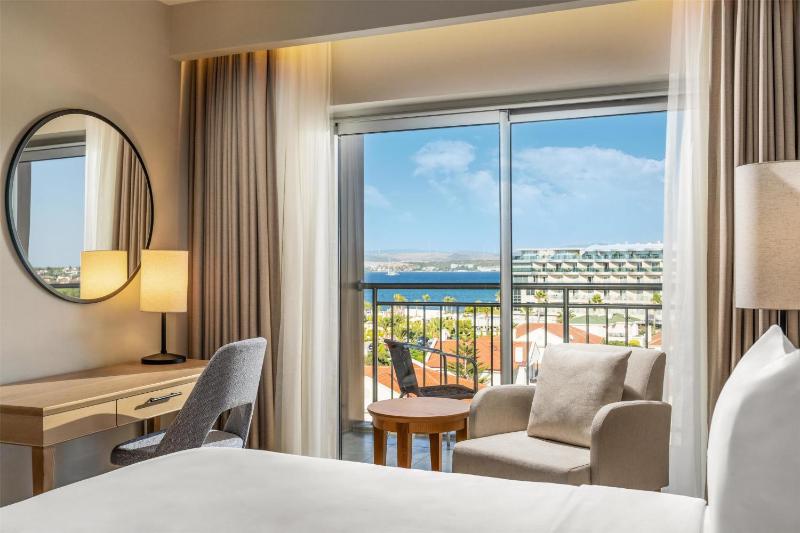 Premium Room with Balcony and Partial Sea View image 3