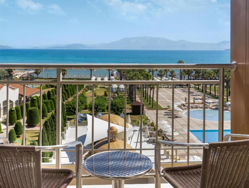 Suite with Balcony and Sea View image 4