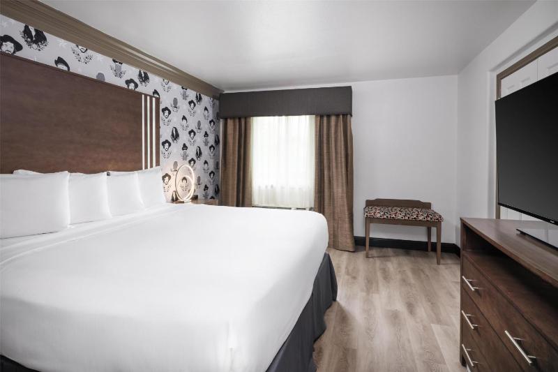 King Suite with Sofa Bed - Non-Smoking image 3