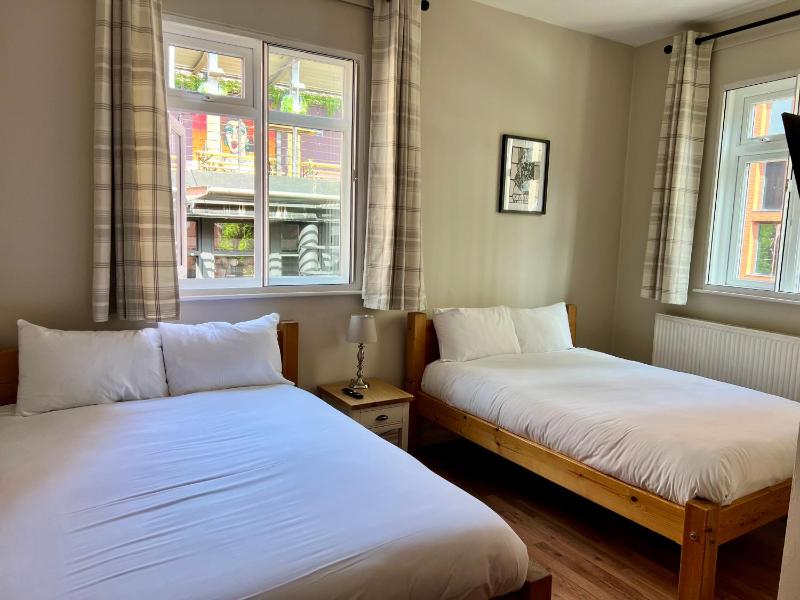 Quadruple Room image 3