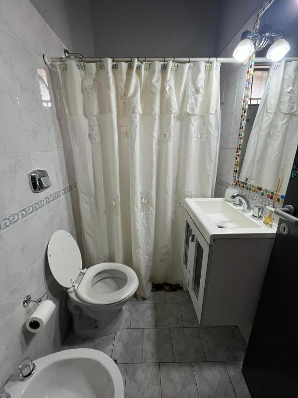 Casa completa con pileta y asador a metros del lago - image 6
