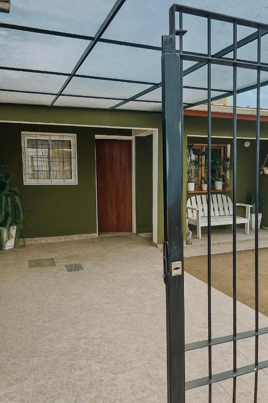 Casa completa con pileta y asador a metros del lago - image 2