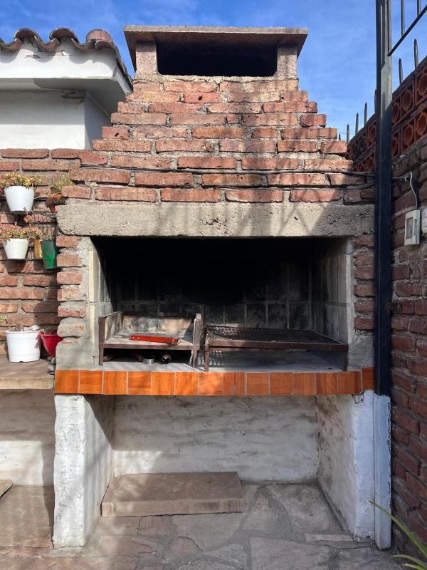Casa completa con pileta y asador a metros del lago - image 5