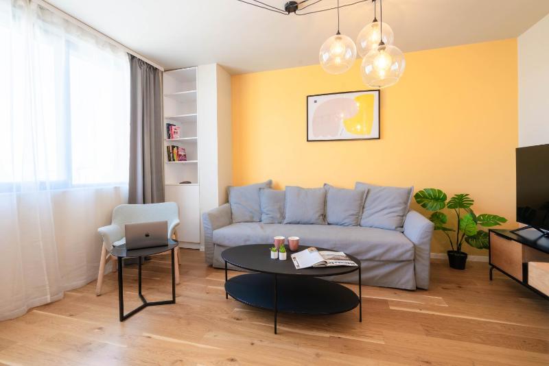 Design 1BDR Apartment near City Center - image 7