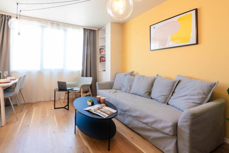 Design 1BDR Apartment near City Center - image 6