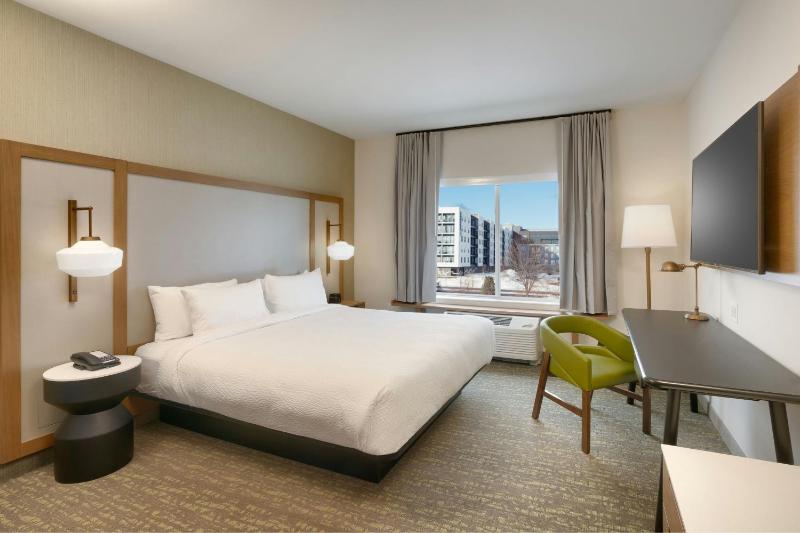 Guest Room, 1 King image 3
