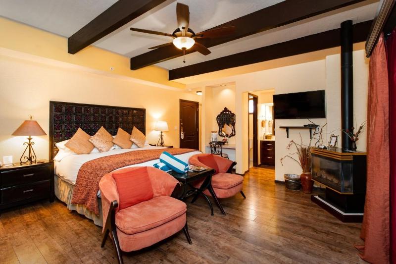 King Suite with Balcony image 1