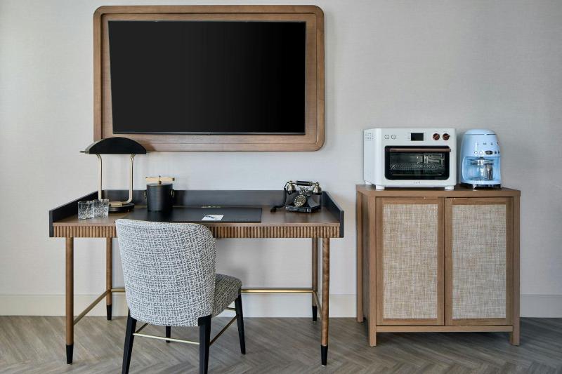 One-Bedroom Bonanza Suite with Two Queen Beds, Sofa Bed and City View image 1