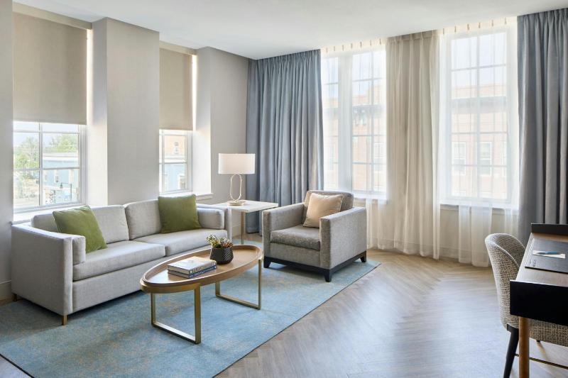 One-Bedroom Bonanza Suite with Two Queen Beds, Sofa Bed and City View image 4