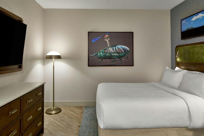 One-Bedroom Bonanza Suite with Two Queen Beds, Sofa Bed and City View image 3