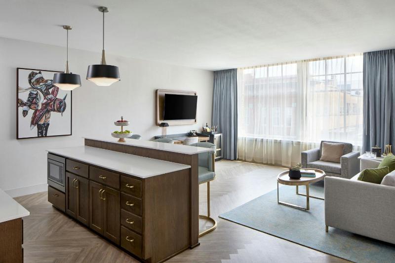 One-Bedroom Bonanza King Suite with Sofa Bed and City View image 2