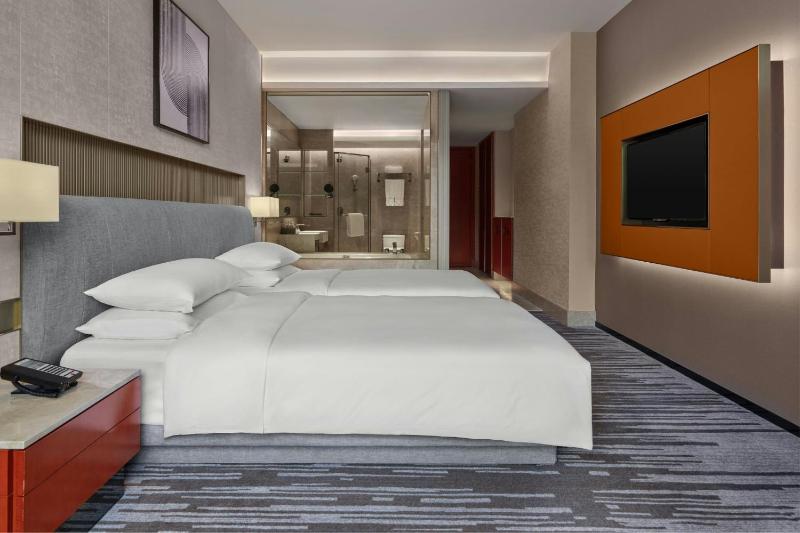 Deluxe Mountain Twin Room with Two Twin Beds and Mountain View image 2