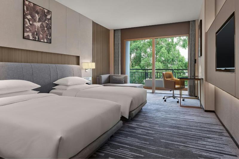 Deluxe Twin Room with Two Twin Beds and City View image 2