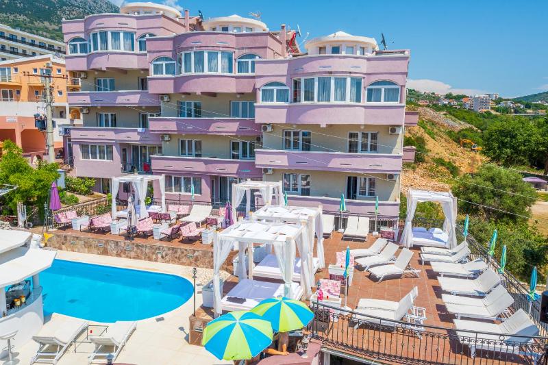 Double Room with Balcony and Sea View image 3